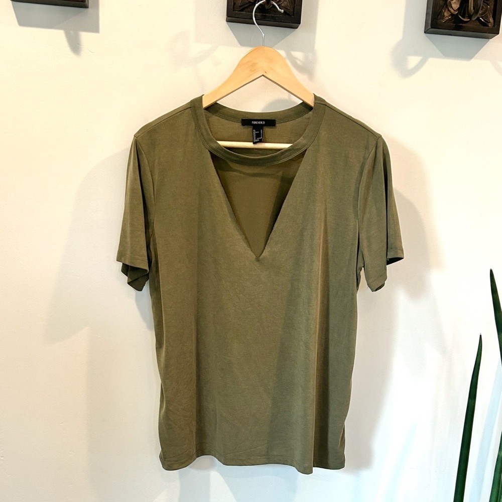 Forever 21 Triangle Cut Out V-Neck Women's Tee - Picture 3 of 12